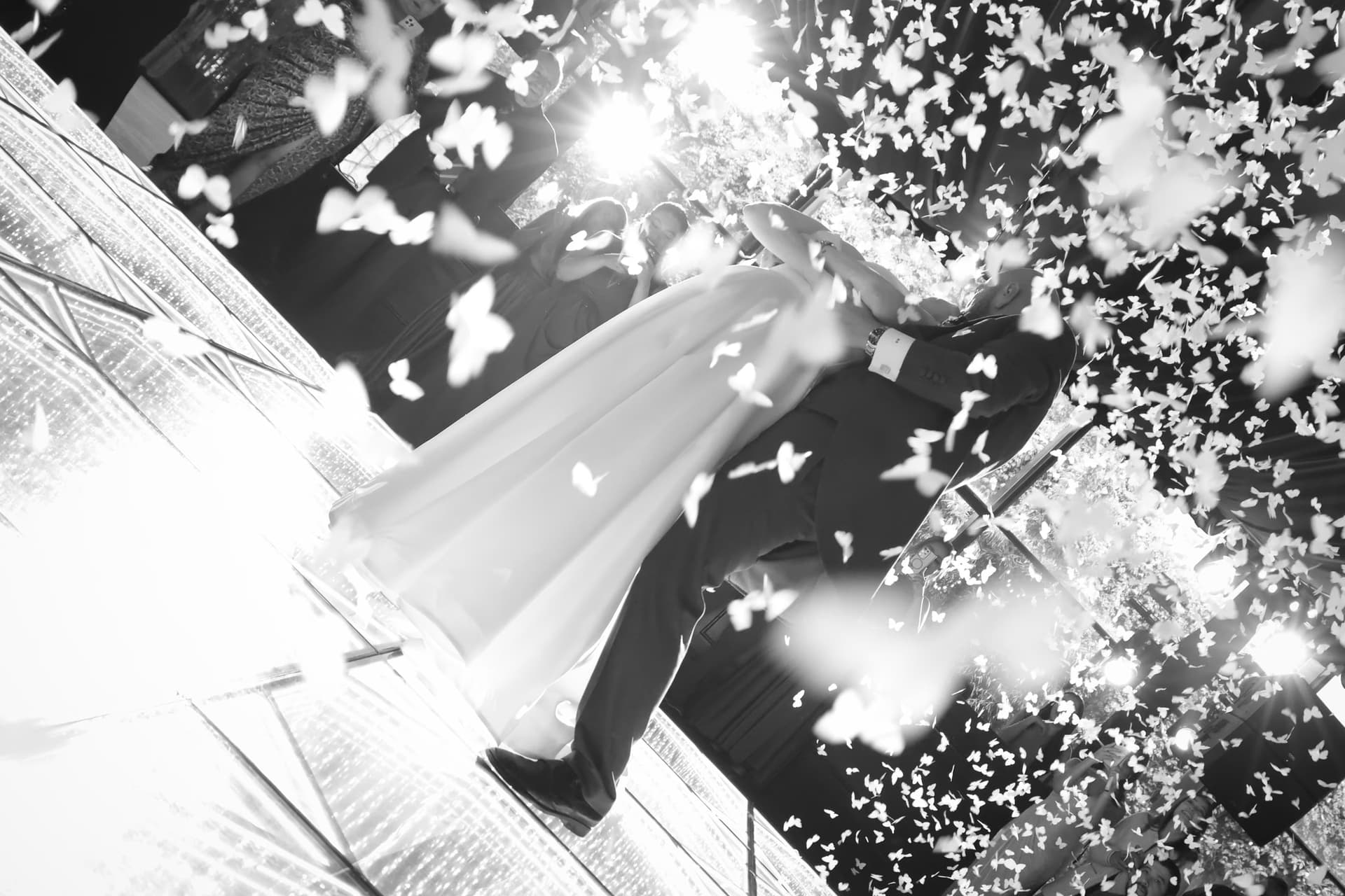 Salida de los novios entre confeti