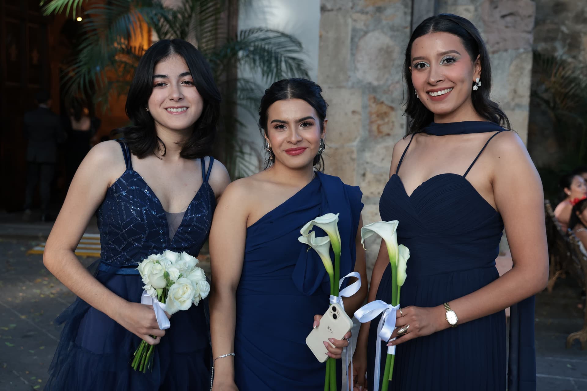 Damas de honor con vestidos azul marino