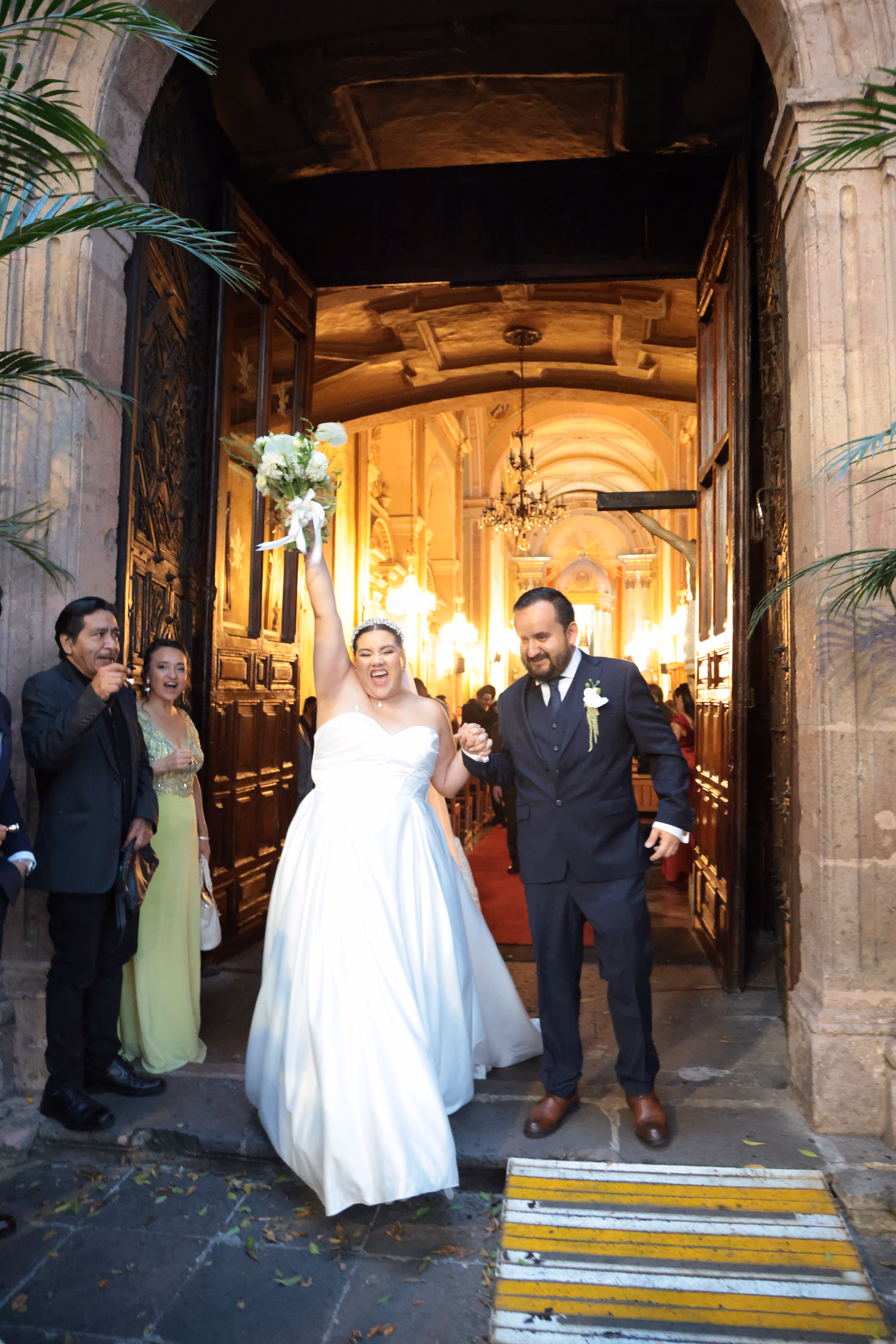 Salida triunfal de los novios de la iglesia