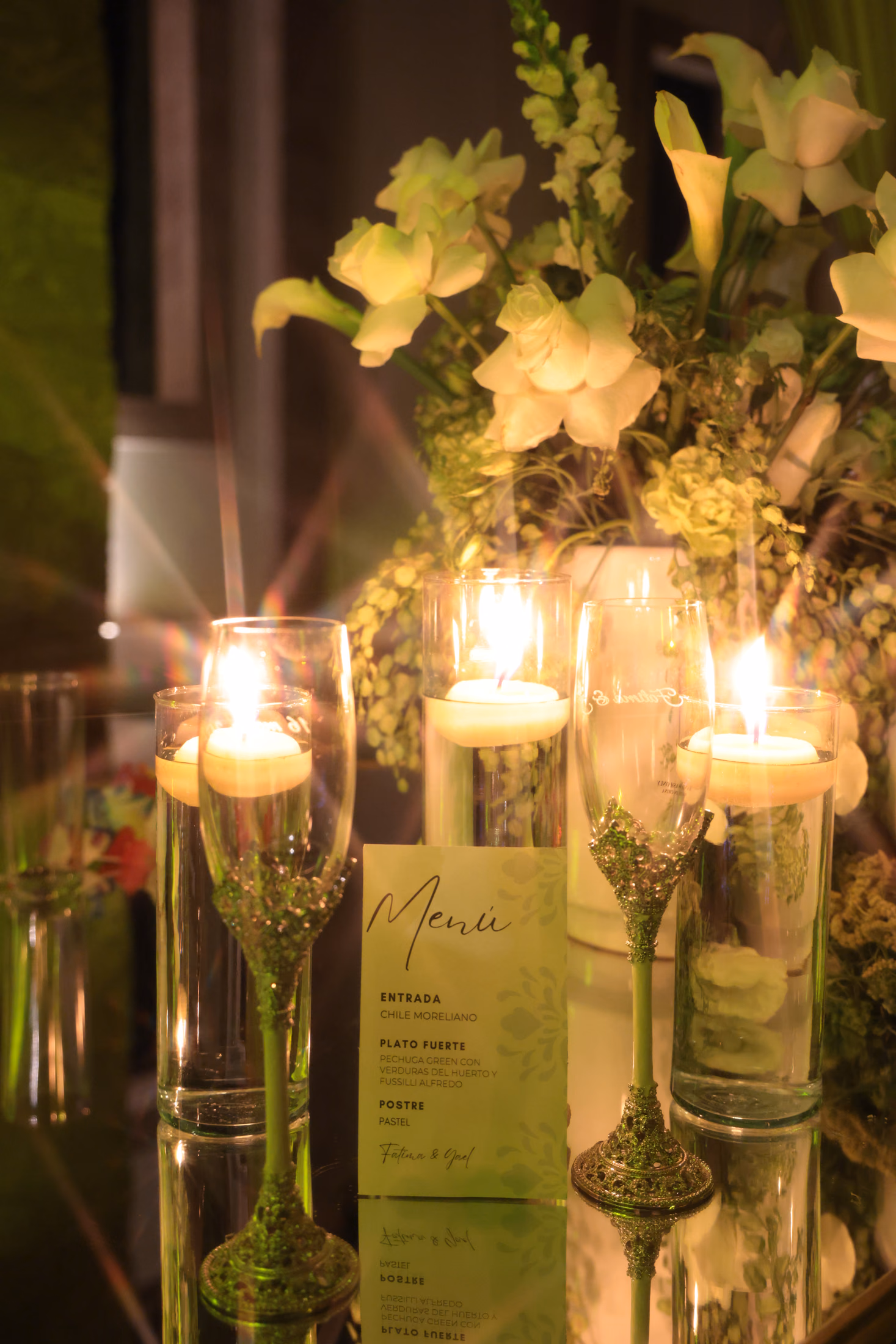 Detalles de mesa con menú y velas florales