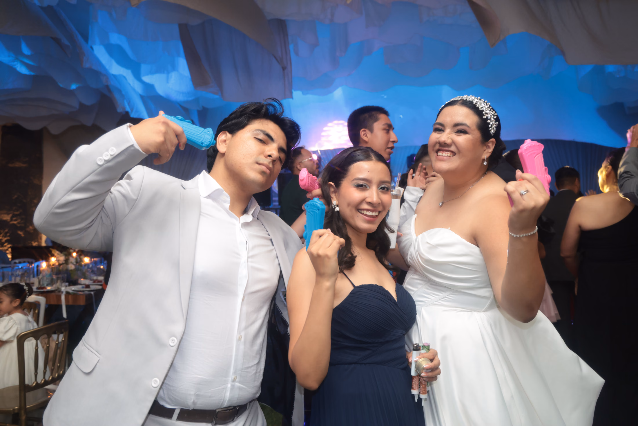 Novios divirtiéndose en la fiesta de recepción