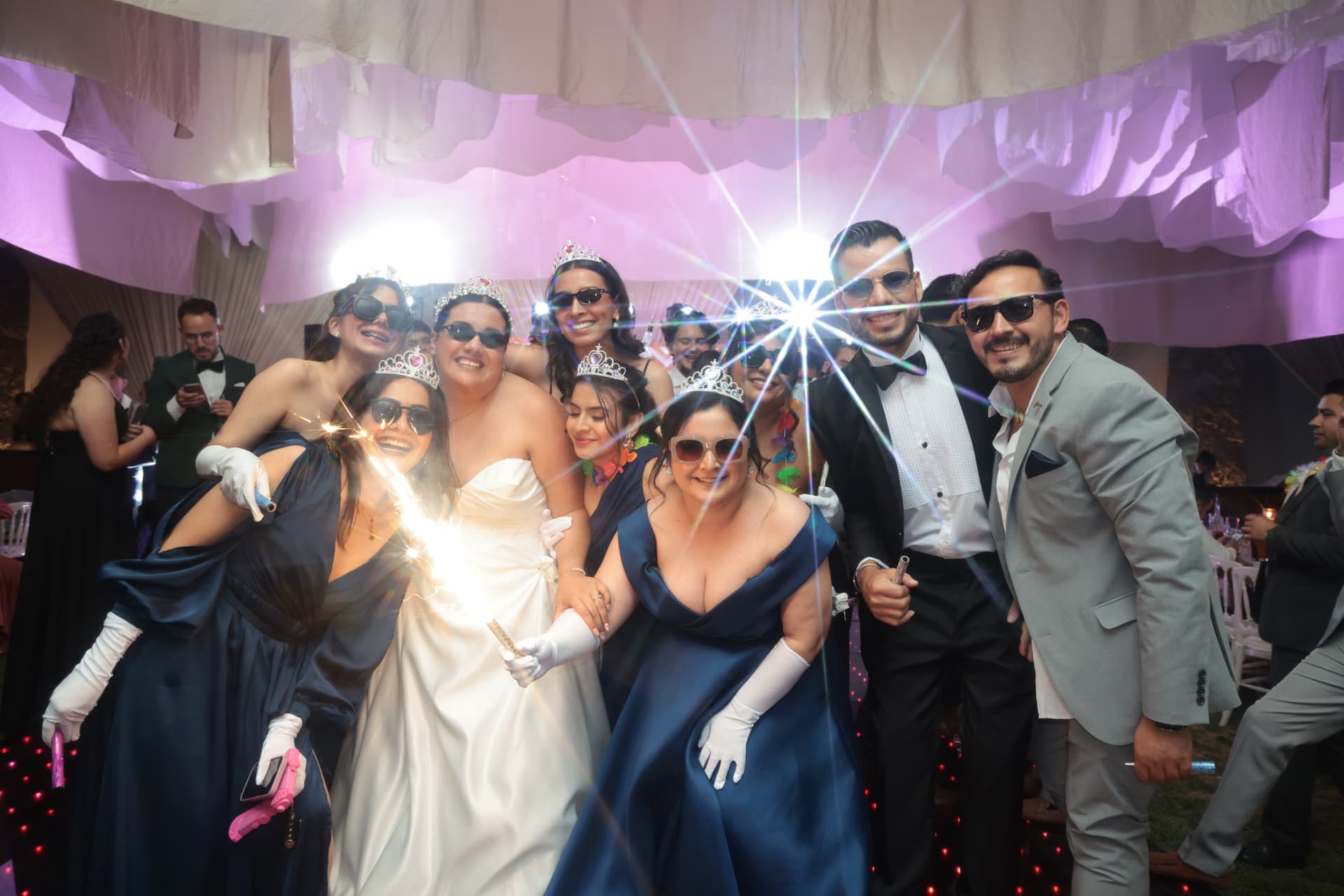 Grupo de invitadas celebrando con luces de bengala