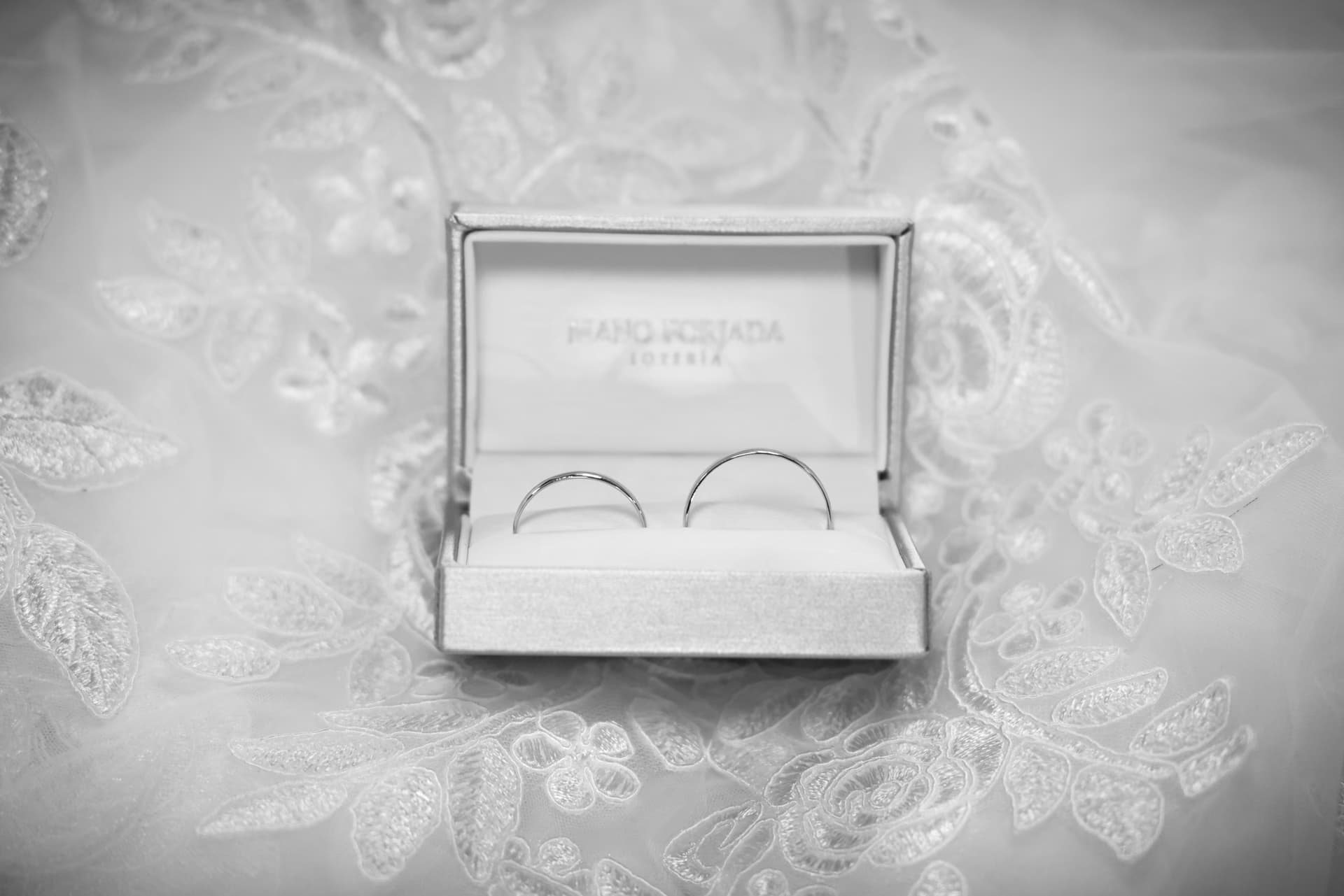 Argollas de matrimonio sobre encaje nupcial