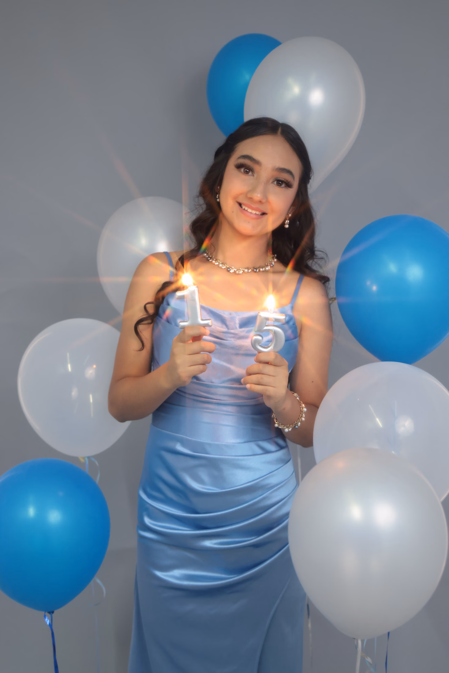 Quinceañera con velas numéricas de los 15 años
